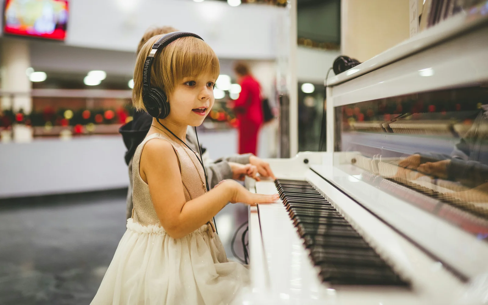 Dziecko bawiące się instrumentami muzycznymi — muzykoterapia w Synaptio