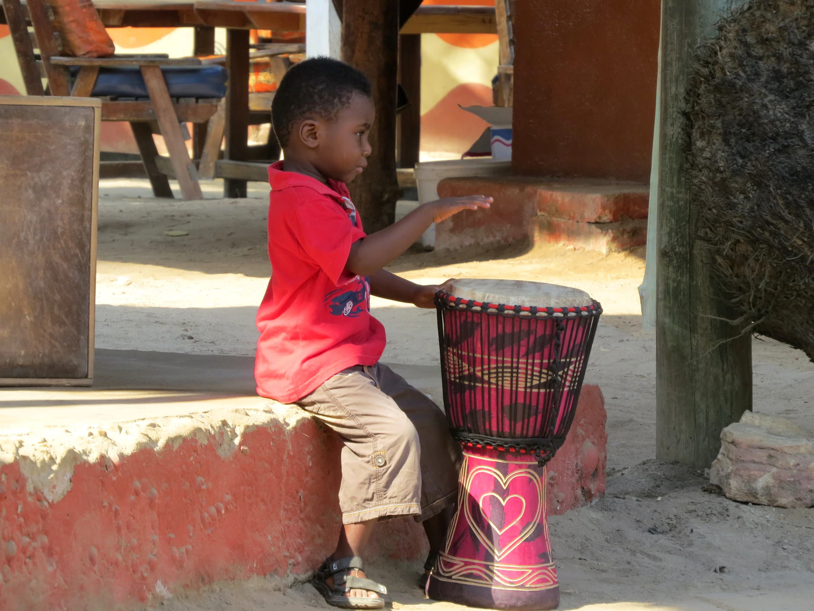 Dziecko grające na bębnie djembe — muzykoterapia Synaptio Kraków