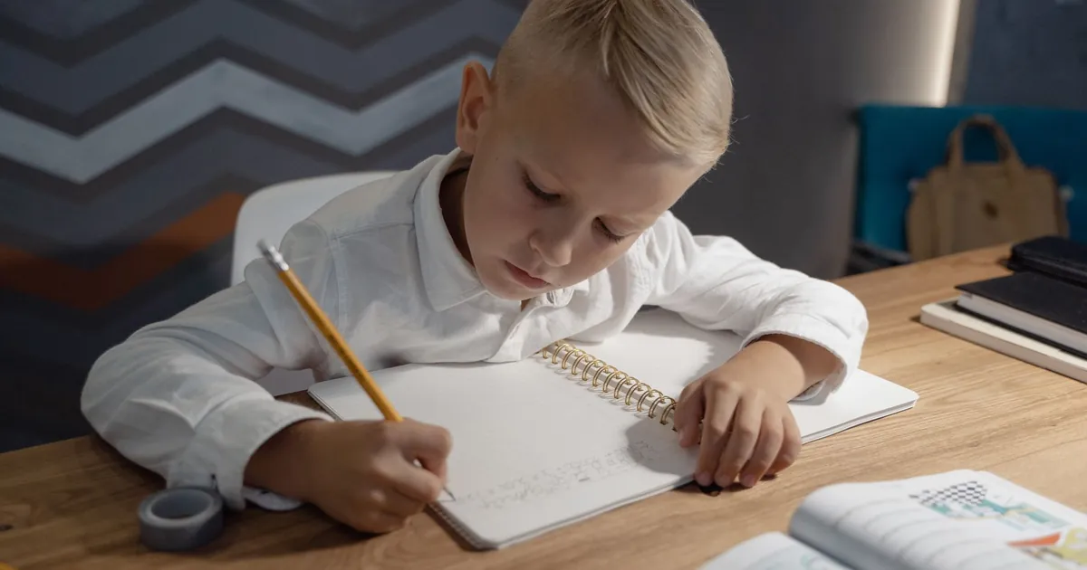 Dziecko niezdarne, nie może się skupić — co może się za tym kryć?
