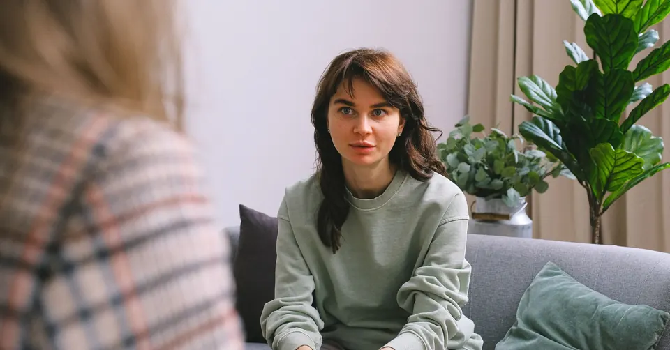 Kobieta rozmawia z psycholożką w gabinecie
