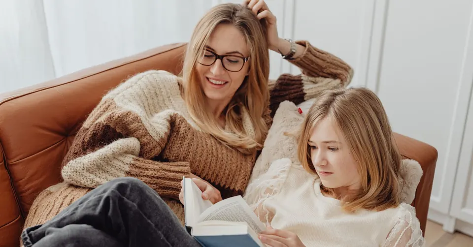 Mama i nastoletnia córka rozmawiają na kanapie