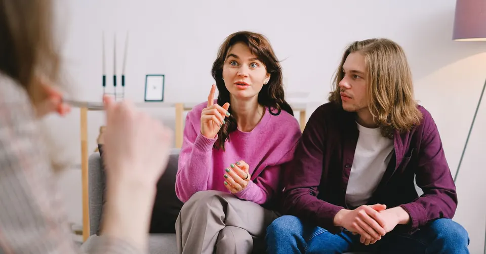 Para rodziców rozmawia z psycholożką w gabinecie
